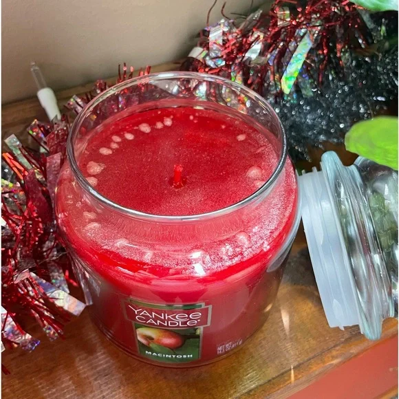 YANKEE CANDLE 14.5 oz. “MACINTOSH” - Picture 2 of 3